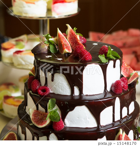 Chocolate cake with figs and raspberries 15148170