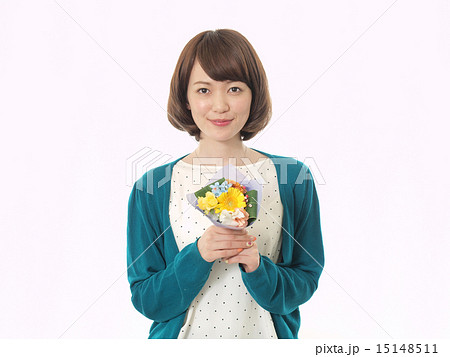 両手で花束を持つ若い女性の写真素材
