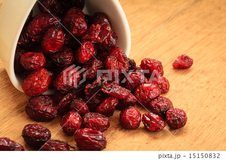Dried cranberry fruit in bowl on table. 15150832