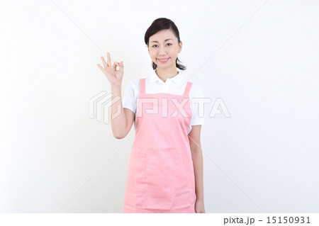 エプロンをした女性 15150931