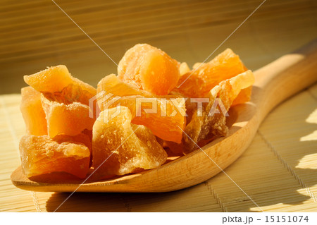 Closeup candied ginger on wooden spoon 15151074