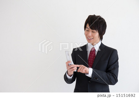 携帯電話を触る男性 15151692