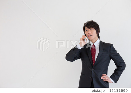 電話する男性 電話する男性 15151699