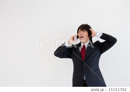 電話で困る男性 15151702