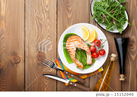 Grilled salmon, salad and condiments 15152040