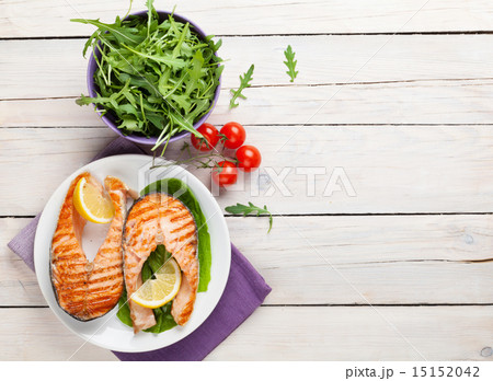 Grilled salmon and salad 15152042