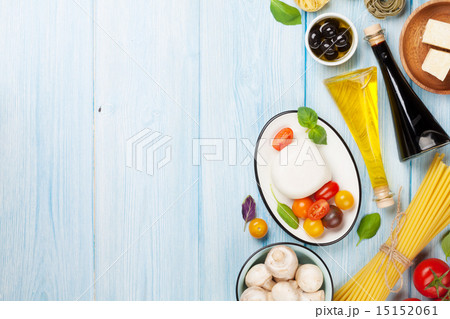 Mozzarella, tomatoes, basil and olive oil Mozzarella, tomatoes, basil and olive oil 15152061