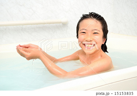 楽しくお風呂に入る女の子 15153835