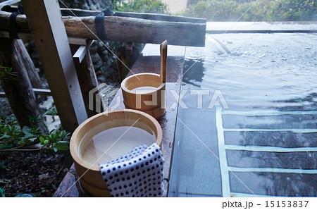 秋冬の背景素材・鄙の温泉の寒い朝、木の湯口と桧の湯桶手桶・横位置 15153837