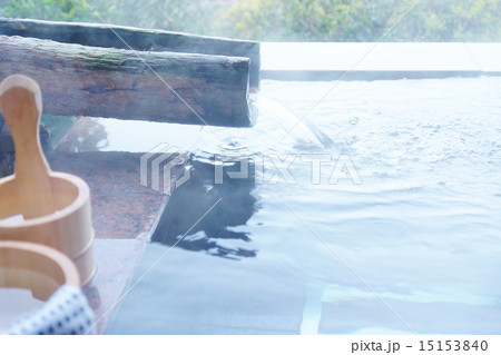 秋冬の背景素材・鄙の温泉の寒い朝、木の湯口と湯煙り・横位置 秋冬の背景素材・鄙の温泉の寒い朝、木の湯口と湯煙り・横位置 15153840