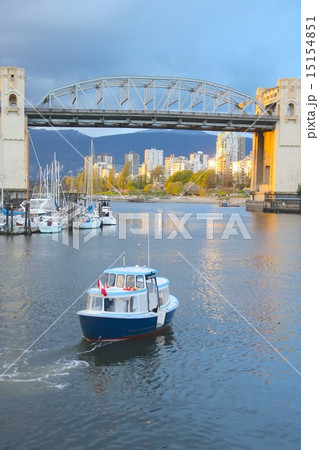 乗り合い船と夕焼けのダウンタウンー Public boat & Downtown in Sunset 乗り合い船と夕焼けのダウンタウンー Public boat & Downtown in Sunset 15154851