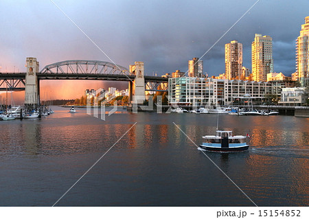 乗り合い船と夕焼けのダウンタウンー Public boat & Downtown in Sunset 15154852