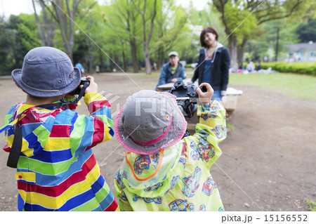 休日の家族ライフスタイルイメージ 4人 カメラマンになる子供 休日の家族ライフスタイルイメージ 4人 カメラマンになる子供 15156552