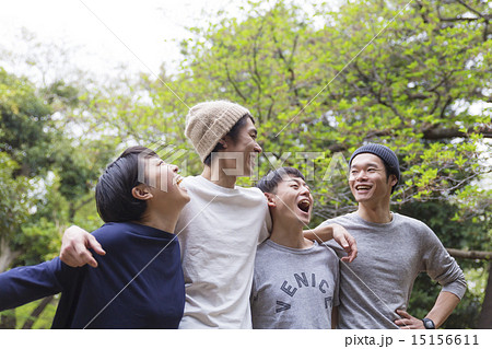 若者　4人　公園　肩を組む　笑顔で笑う 15156611