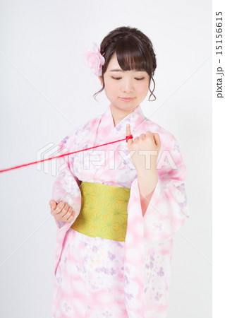 小指に赤い糸を結んだ浴衣女性 小指に赤い糸を結んだ浴衣女性 15156615
