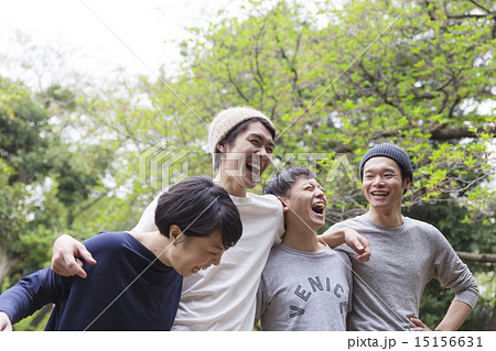 若者 4人 公園 肩を組む 笑うの写真素材