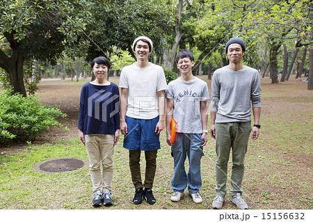 若者　4人　公園　整列　カメラ目線　全身 15156632