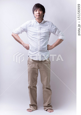 手を腰に当てる男性の写真素材