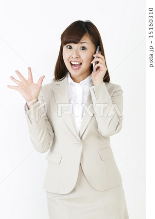 スマホで電話中驚く女性　　 15160310