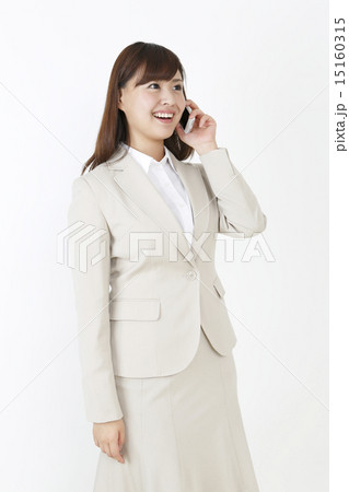 スマホで通話中の女性 スマホで通話中の女性 15160315