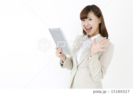 タブレットを見て驚く女性　 15160327