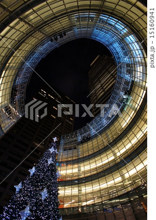 ニューヨークのオフィス高層ビルとクリスマスツリー ニューヨークのオフィス高層ビルとクリスマスツリー 15160941