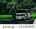 古びた車と緑あふれる風景 15160945