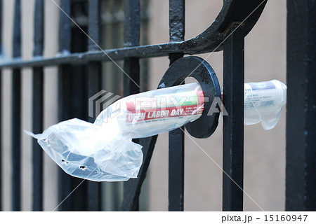 ニューヨークの街角 アパート前に投函された新聞 15160947