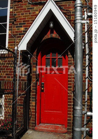 ニューヨークのアパート 赤い扉の写真素材