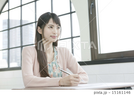 勉強する女性 15161146
