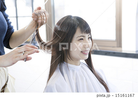 美容室で髪を切る女性の写真素材