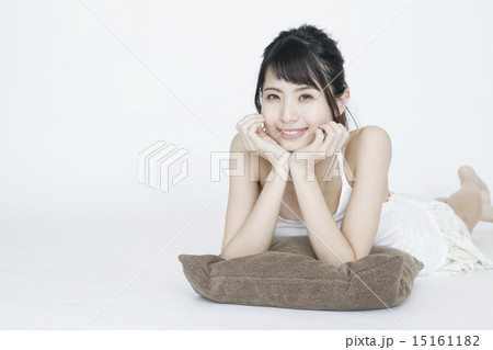 頬杖をつく20代女性 頬杖をつく20代女性 15161182