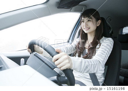 車に乗る女性の写真素材