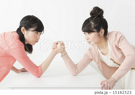 腕相撲をする女性2人の写真素材