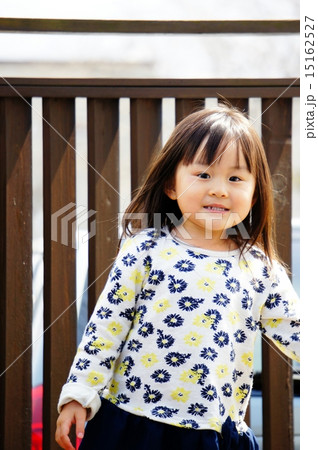 ウッドデッキで遊ぶ女の子 ウッドデッキで遊ぶ女の子 15162527