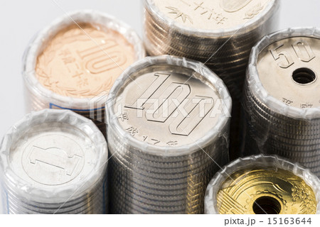 束になった日本の硬貨 15163644