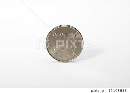白背景に100円硬貨 白背景に100円硬貨 15163658