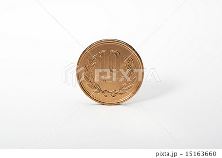 白背景に10円硬貨 15163660