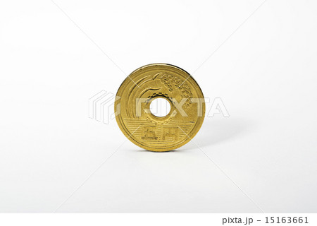白背景に5円硬貨 15163661