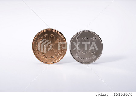 100円と10円の日本の通貨 15163670
