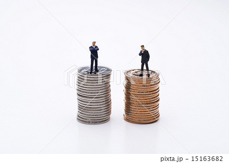 積み上げた硬貨の上にビジネスマンの人形 15163682