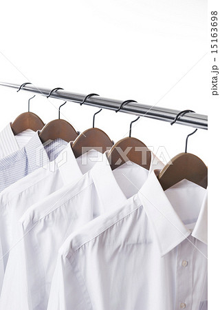 ハンガーにかけたワイシャツ 15163698