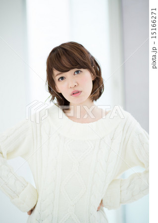 困り顔の女性 困り顔の女性 15166271