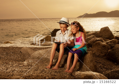 Children with tablet computer 15166522