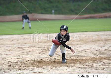 少年野球のピッチャーの写真素材