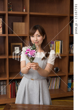 花束を贈る女性　縦 15167591