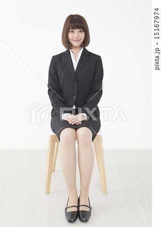 椅子に座るビジネス女性イメージの写真素材