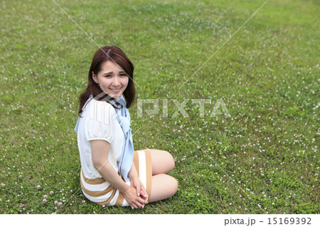 芝生に座る女性 15169392