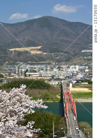 めがね橋(貞光橋)と桜と阿讃山脈1 (タテ) めがね橋(貞光橋)と桜と阿讃山脈1 (タテ) 15170030