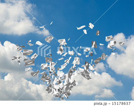 空に散乱する書類 空に散乱する書類 15178637